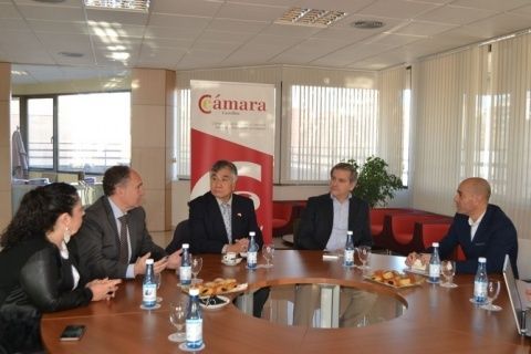 Pilar Escuder, Concejala Ayto. Castell&oacute;, Javier Valls, Dir. Gte C&aacute;mara, Sr. Yasuyuki Kimura, de Kimura Co. Ltd., Alfonso Bazaga de Dvino y Joaqu&iacute;n Andr&eacute;s, Resp. Dpto. de Internacionalizaci&oacute;n C&aacute;mara.
