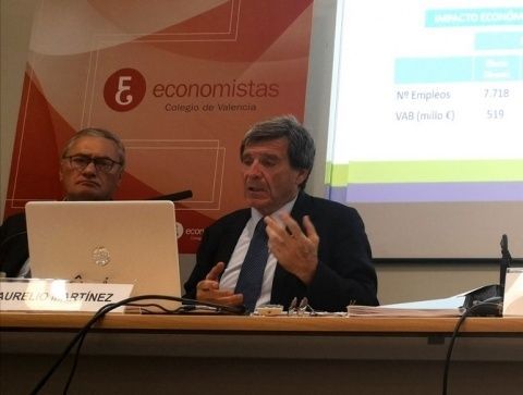 Aurelio Mart&iacute;nez explica en el Colegio de Economistas la importancia que reviste el puerto de Valencia para la econom&iacute;a valenciana y espa&ntilde;ola.