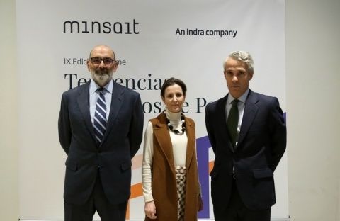 De izquierda a derecha: Fernando Abril-Martorell, presidente de Indra; Cristina Ruiz Ortega, consejera directora general de Indra; y Borja Ochoa, director general de Servicios Financieros de Minsait.