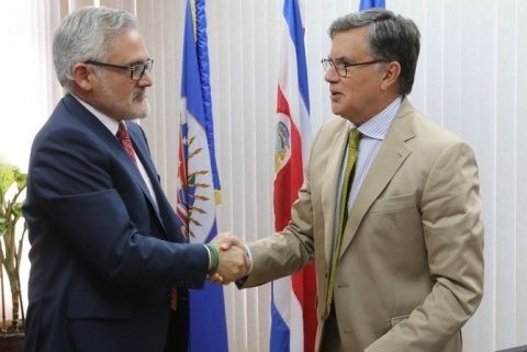 Jos&eacute; Perdomo, Presidente Ejecutivo de CropLife Latin America; y Manuel Otero, Director General del IICA; extendieron el convenio que mantienen hace a&ntilde;os ambas organizaciones.