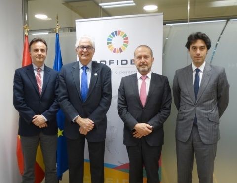 Acuerdo de formalizaci&oacute;n entre COFIDES y la empresa ISOTRON para impulsar su crecimiento en Chile.