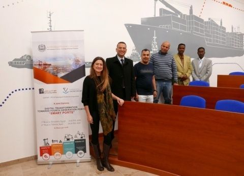 Imagen de los alumnos junto a la directora de Formación de la Fundación Valenciaport, Ana Rumbeu. Imagen de los alumnos junto a la directora de Formación de la Fundación Valenciaport, Ana Rumbeu.