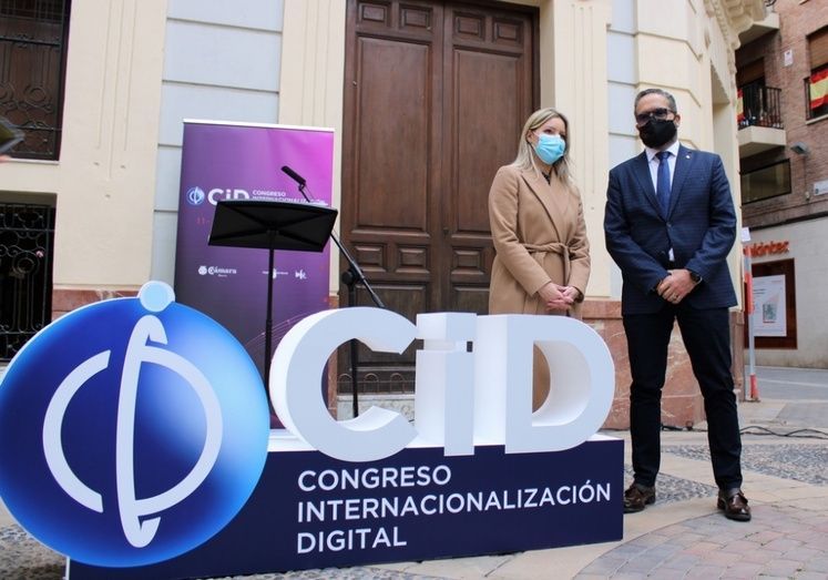 La consejera de Empresa, Industria y Portavoc&iacute;a, Ana Mart&iacute;nez Vidal, presenta junto al presidente de la C&aacute;mara de Comercio de Murcia, Miguel L&oacute;pez Abad, el Congreso de Internacionalizaci&oacute;n Digital.