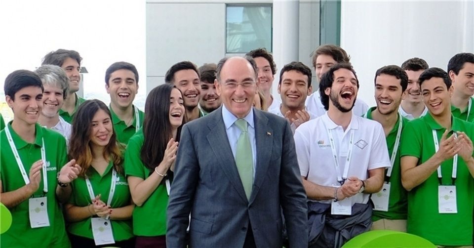 Ignacio Gal&aacute;n, presidente de Iberdrola, con j&oacute;venes participantes en Innoday.