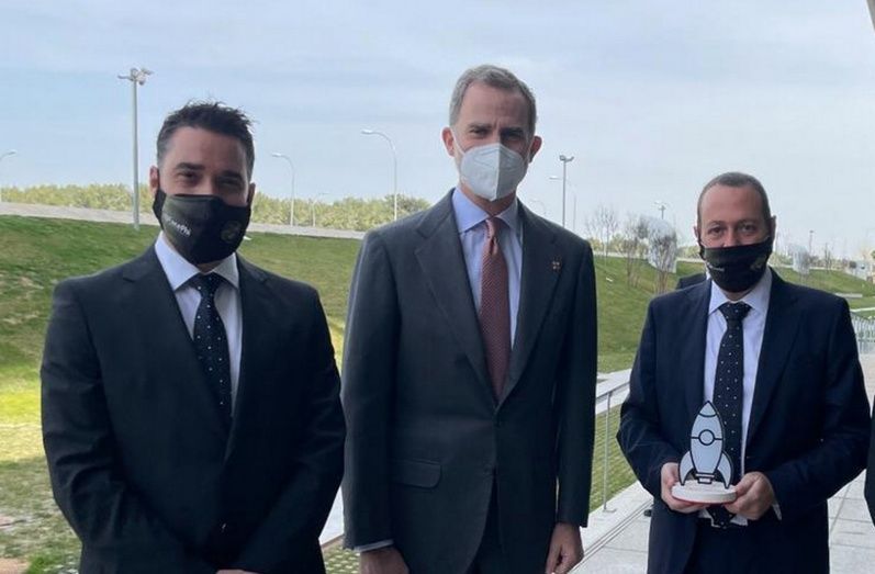 Javier Mira, CEO y cofundador de FacePhi (izquierda), y Salvador Mart&iacute;, presidente y cofundador de FacePhi (derecha), junto a su majestad el Rey Felipe VI, encargado de entregar el Premio Pyme del A&ntilde;o 2020