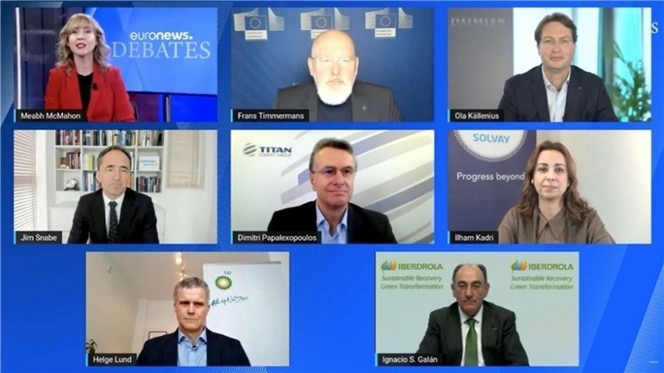 Abajo a la derecha, Ignacio Gal&aacute;n durante su intervenci&oacute;n en el debate organizado por la ERT, en el que tambi&eacute;n ha intervenido el vicepresidente de la Comisi&oacute;n Europea Frans Timmermans y otros representantes de las grandes empr