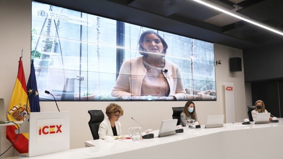 Reyes Maroto (en la pantalla) De izquierda a derecha: Elisa García Grande, Xiana Méndez y María Coello de Portugal. Reyes Maroto (en la pantalla) De izquierda a derecha: Elisa García Grande, Xiana Méndez y María Coello de Portugal.