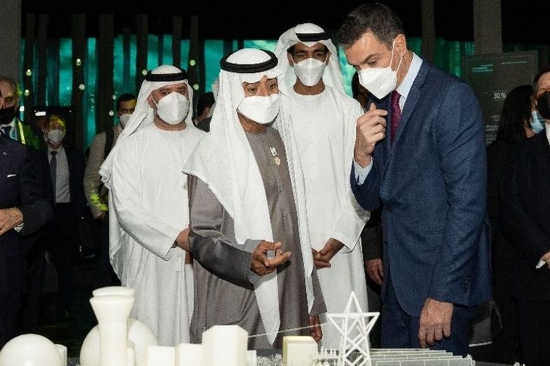 El presidente espa&ntilde;ol, Pedro Sanchez visita la maqueta de la planta en Dub&aacute;i.