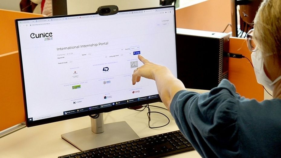Andrea P&eacute;rez Ruiz, trabajando en la nueva plataforma de pr&aacute;cticas internacionales.