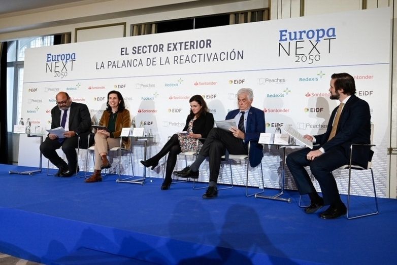 Beatriz Reguero, directora de &Aacute;rea de Cuenta del Estado de Cesce, durante su intervenci&oacute;n.