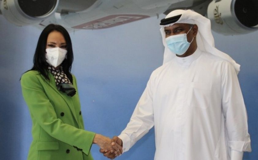 La consejera Valle Migu&eacute;lez con el vicepresidente de la compa&ntilde;&iacute;a a&eacute;rea, Nabil Sultan Al Murr