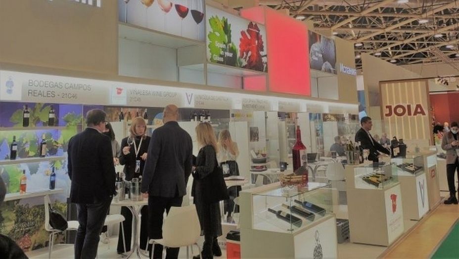 Pabell&oacute;n del ICEX en Prodexpo en presencia de vinos DO La Mancha.