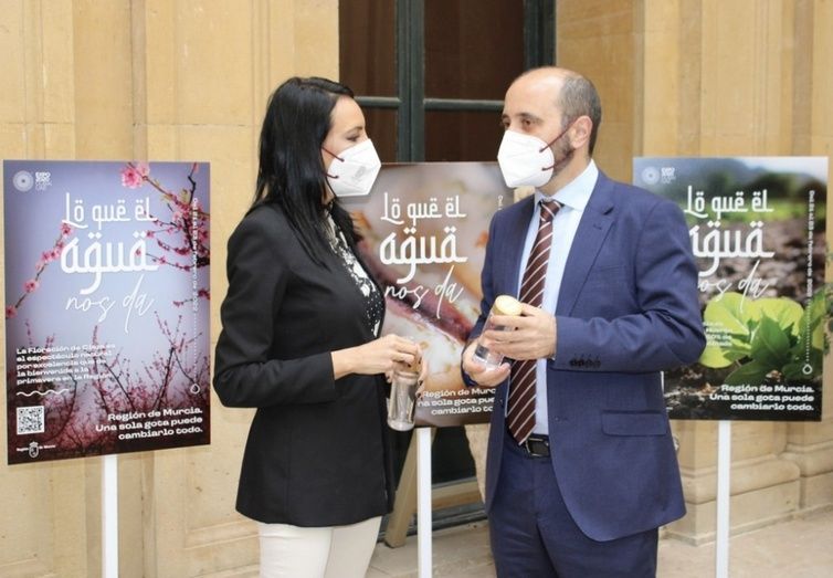 La consejera Valle Migu&eacute;lez, acompa&ntilde;ada por el director del INFO, Joaqu&iacute;n G&oacute;mez, presentaron la Semana de la Regi&oacute;n en la Expo de Dub&aacute;i.