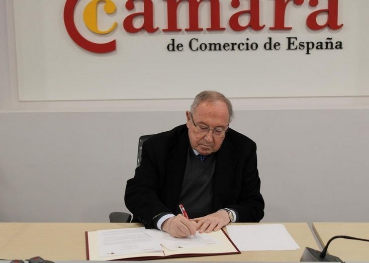 Jos&eacute; Luis Bonet firma el MOU.