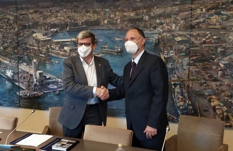 El presidente de la Autoridad Portuaria deVal&egrave;ncia, Aurelio Mart&iacute;nez y el director del Centro Nacional del Hidr&oacute;geno (CNH2), Emilio Nieto, han firmado un convenio.