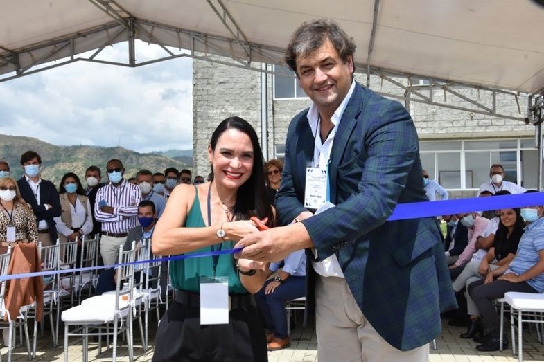 Inauguraci&oacute;n Carport Yotoco de Berg&eacute; Vig&iacute;a, Tania Marcela Guapacha Lozano, Gerente CLIP y Juan Aguirre, Presidente Junta Directiva de BERG&Eacute; VIG&Iacute;A.