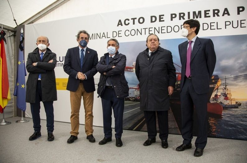 Arrancan las obras de la terminal de contenedores con la colocación simbólica de la primera piedra. Arrancan las obras de la terminal de contenedores con la colocación simbólica de la primera piedra.