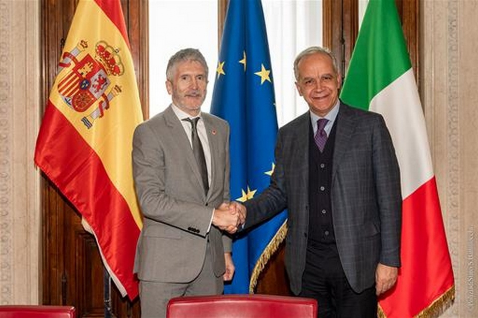 El ministro del Interior, Fernando Grande-Marlaska, junto a su hom&oacute;logo italiano, Matteo Piantedosi.