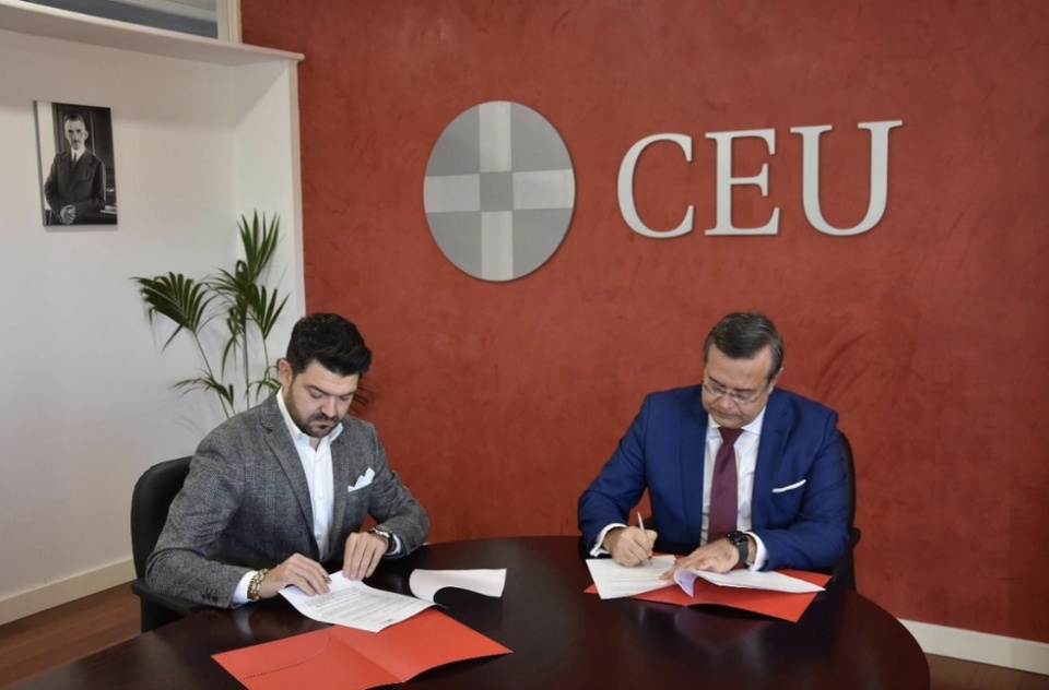 La firma del acuerdo de colaboraci&oacute;n.