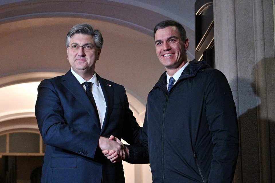 El presidente del Gobierno, Pedro S&aacute;nchez, es recibido por el primer ministro de la Rep&uacute;blica de Croacia, Andrej Plenković. Pool Moncloa/Borja Puig de la Bellacasa. Zagreb (Croacia)