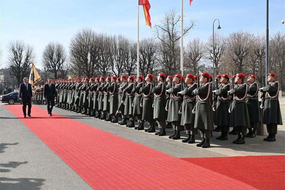 El presidente del Gobierno, Pedro S&aacute;nchez, es recibido con honores a su llegada a Austria, un viaje previo a la Presidencia espa&ntilde;ola del Consejo de la UE. Pool Moncloa/Borja Puig de la Bellacasa.