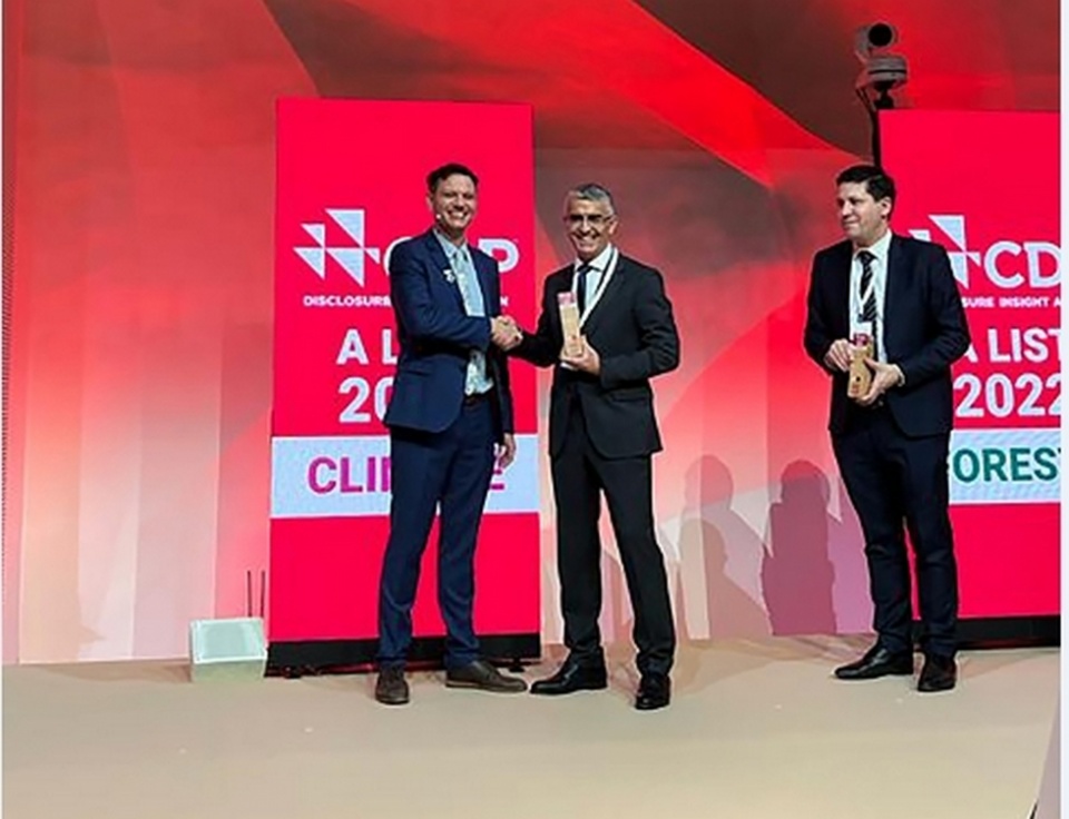 El director de Desarrollo Sostenible de BCC-Grupo Cajamar recoge el reconocimiento de CDP. El director de Desarrollo Sostenible de BCC-Grupo Cajamar recoge el reconocimiento de CDP.