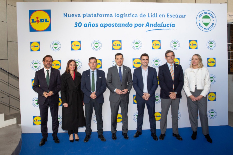 Juanma Moreno visita la nueva plataforma log&iacute;stica de Lidl en Esc&uacute;zar.