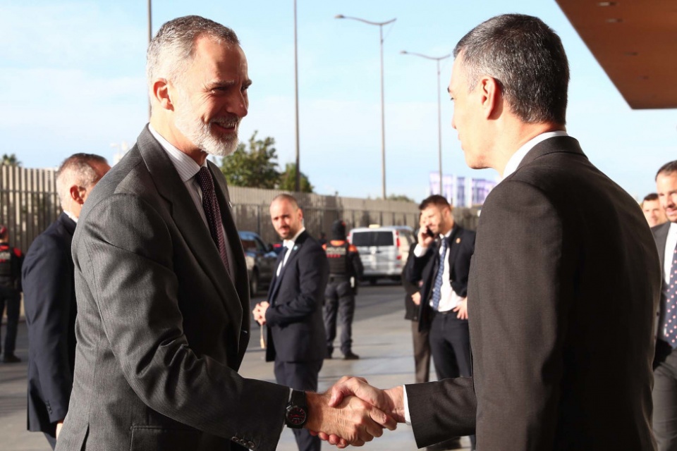 El presidente del Gobierno, Pedro S&aacute;nchez, saluda al Rey Felipe VI, en la sesi&oacute;n inaugural del 'GSMA Mobile World Congress Barcelona 2024'. Pool Moncloa/Fernando Calvo.