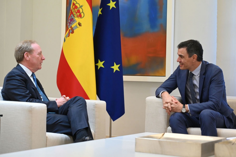 El presidente de Microsoft, Brad Smith y el presidente del Gobierno, Pedro Sánchez. Pool Moncloa/Borja Puig de la Bellacasa. El presidente de Microsoft, Brad Smith y el presidente del Gobierno, Pedro Sánchez. Pool Moncloa/Borja Puig de la Bellacasa.
