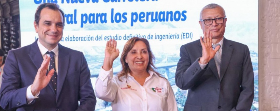 El presidente, junto a la presidenta de Per&uacute;, Dina Boluarte y Alexis Catalino Carranza, director ejecutivo de Prov&iacute;as Nacional.