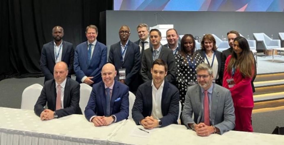 Los miembros del nuevo Consorcio TLIP firman el Acuerdo de Colaboración en la 13ª Conferencia Ministerial de la Organización Mundial del Comercio en Abu Dhabi. Los miembros del nuevo Consorcio TLIP firman el Acuerdo de Colaboración en la 13ª Conferencia Ministerial de la Organización Mundial del Comercio en Abu Dhabi.