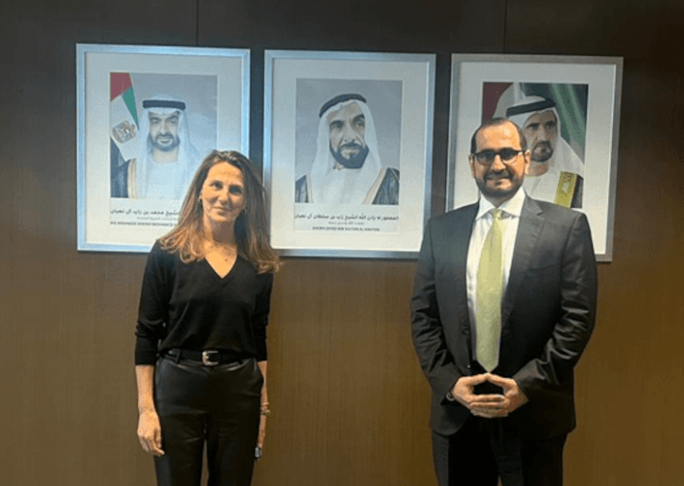La presidenta de la Comisi&oacute;n de Relaciones Internacionales (CEOE Internacional), Marta Blanco, junto al embajador de Emiratos &Aacute;rabes Unidos en Espa&ntilde;a, Omar Obaid Al Hesan Alshamsi.
