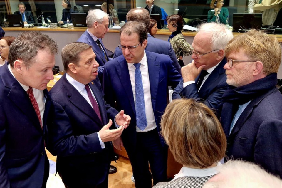 El ministro de Agricultura, Pesca y Alimentaci&oacute;n, Luis Planas, asiste en Bruselas al Consejo de Ministros de Agricultura y Pesca de la Uni&oacute;n Europea.