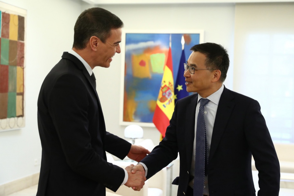 El presidente del Gobierno, Pedro S&aacute;nchez, saluda al CEO y fundador de Envision Group, Lei Zhang, con quien se ha reunido en La Moncloa. Pool Moncloa / Fernando Calvo.