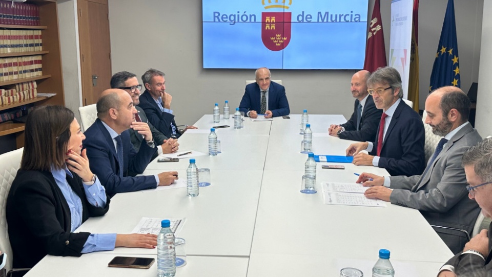 El consejero de Econom&iacute;a, Hacienda y Empresa, Luis Alberto Mar&iacute;n (d), se ha reunido con los representantes de las C&aacute;maras de Comercio de Murcia, Cartagena y Lorca.