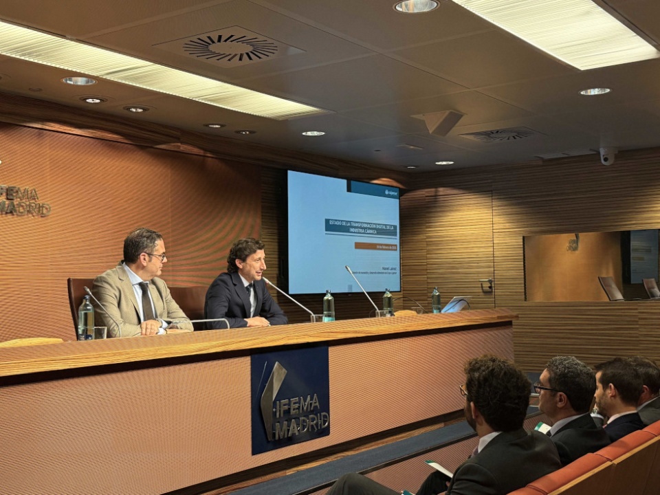 El director comercial de Cajamar, Francisco Martínez y el director general de ANICE, Giuseppe Aloisio. El director comercial de Cajamar, Francisco Martínez y el director general de ANICE, Giuseppe Aloisio.