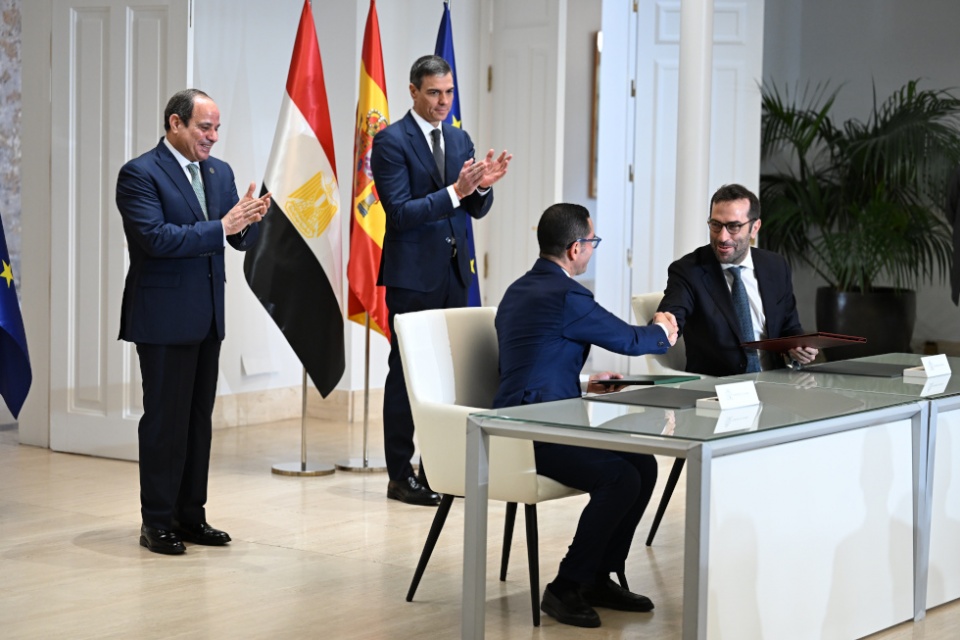 El ministro Carlos Cuerpo destacó que este acuerdo representa un paso significativo hacia una mayor cooperación económica entre Egipto y España. El ministro Carlos Cuerpo destacó que este acuerdo representa un paso significativo hacia una mayor cooperación económica entre Egipto y España.
