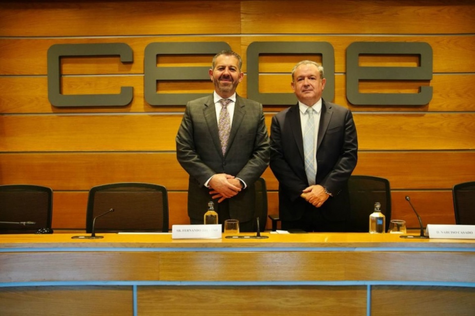El vicepresidente de Asuntos Internacionales y Laborales de COPARMEX, Fernando Treviño (izda.) junto al director de Relaciones con Iberoamérica de CEOE y secretario permanente de CEIB, Narciso Casado. El vicepresidente de Asuntos Internacionales y Laborales de COPARMEX, Fernando Treviño (izda.) junto al director de Relaciones con Iberoamérica de CEOE y secretario permanente de CEIB, Narciso Casado.