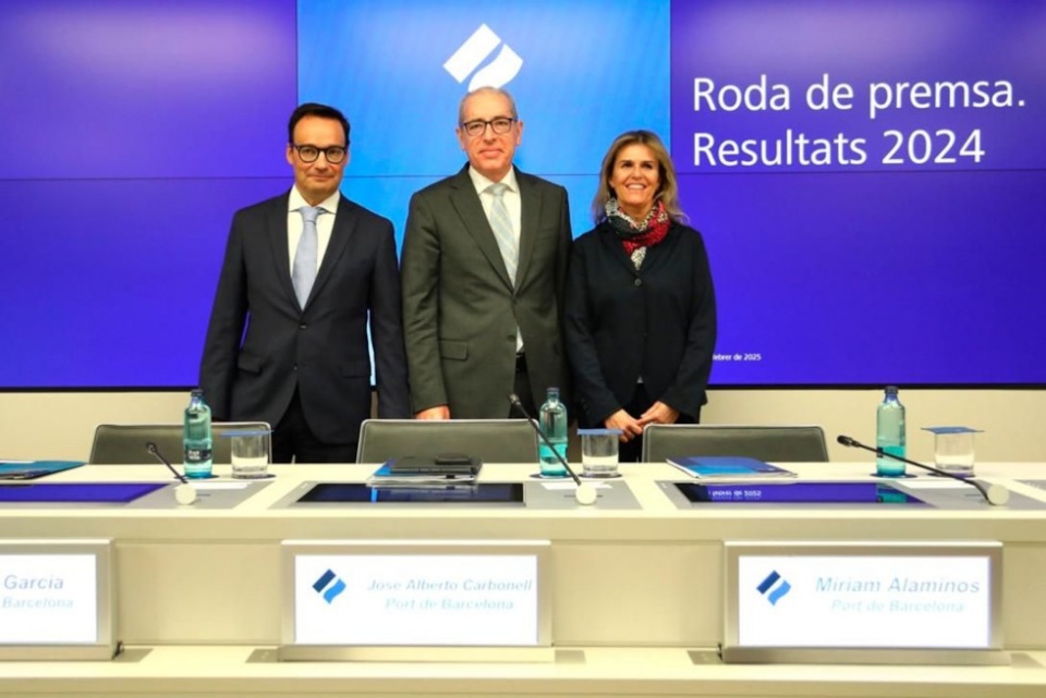 De izquierda a derecha, Àlex García, director general del Port de Barcelona; José Alberto Carbonell, presidente, y Miriam Alaminos, subdirectora general y responsable de Económico-Financiero De izquierda a derecha, Àlex García, director general del Port de Barcelona; José Alberto Carbonell, presidente, y Miriam Alaminos, subdirectora general y responsable de Económico-Financiero