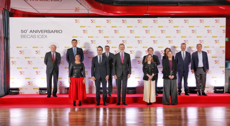 Su Majestad el Rey, el ministro de Econom&iacute;a, Comercio y Empresa, la secretaria de Estado de Comercio, la consejera delegada de ICEX y destacados representantes del &aacute;mbito empresarial e institucional.