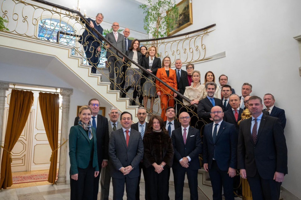 Foto de familia de la reuni&oacute;n del ministro de Asuntos Exteriores, Uni&oacute;n Europea y Cooperaci&oacute;n, Jos&eacute; Manuel Albares, con los embajadores de los pa&iacute;ses de la Uni&oacute;n Europea acreditados en Espa&ntilde;a.