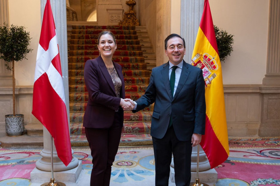 El ministro de Asuntos Exteriores, Unión Europea y Cooperación, José Manuel Albares, con la ministra de Asuntos Europeos de Dinamarca, Marie Bjerre, durante el encuentro. El ministro de Asuntos Exteriores, Unión Europea y Cooperación, José Manuel Albares, con la ministra de Asuntos Europeos de Dinamarca, Marie Bjerre, durante el encuentro.