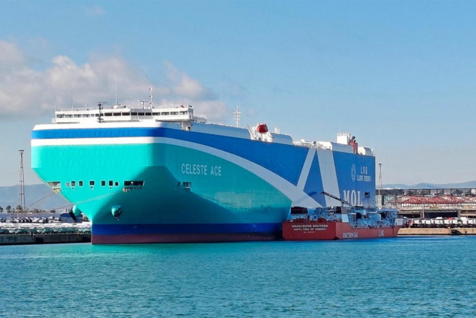 La gabarra de suministro Haugesund Knutsen durante la operativa de suministro de GNL realizada a un car-carrier de la compa&ntilde;&iacute;a MOL.
