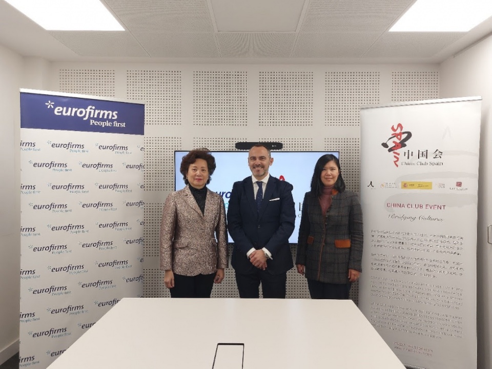 Ra&uacute;l S&aacute;nchez, Country Leader Spain de Eurofirms; Margaret Chen, Presidenta de Honor y Estela Li, Presidenta de China Club Spain.