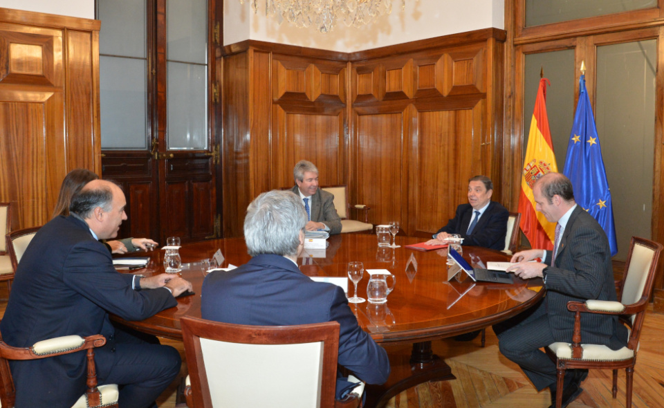 El ministro de Agricultura, Pesca y Alimentación, Luis Planas, se reúne con el embajador de la República Argentina en España, Wenceslao Bunge. El ministro de Agricultura, Pesca y Alimentación, Luis Planas, se reúne con el embajador de la República Argentina en España, Wenceslao Bunge.