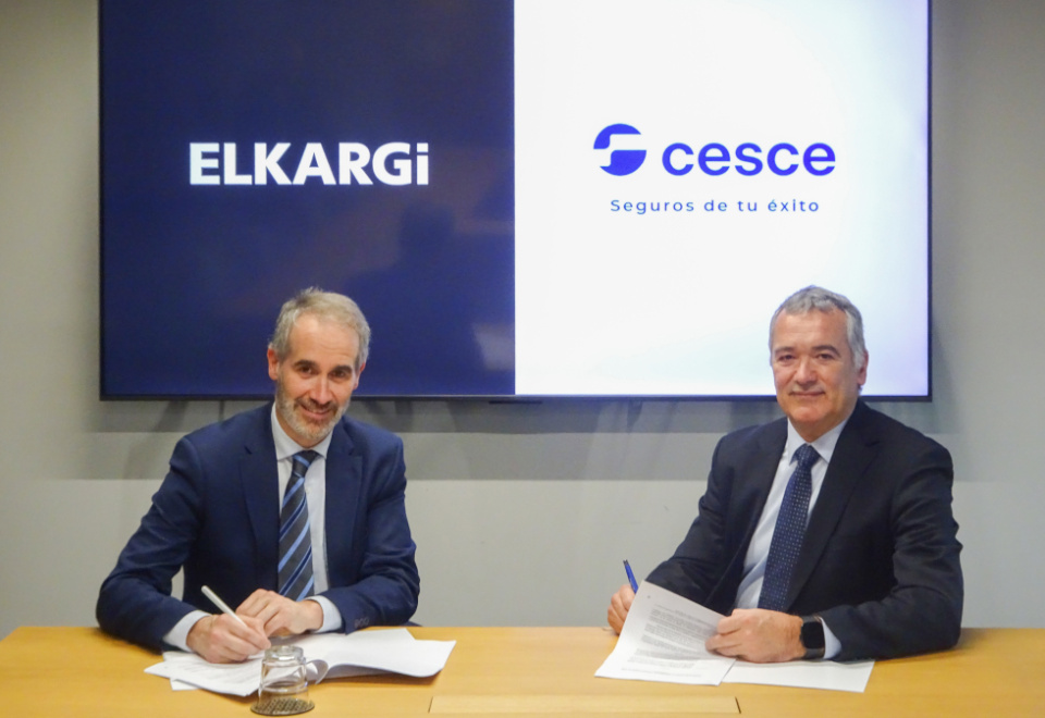 Zen&oacute;n V&aacute;zquez, director general de Elkargi; y Fernando Aguirre, director territorial norte de Cesce, durante el momento de la firma.