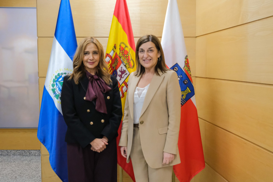 La presidenta de Cantabria, Mar&iacute;a Jos&eacute; S&aacute;enz de Buruaga, recibe a la embajadora de El Salvador. &copy; Ra&uacute;l Lucio.