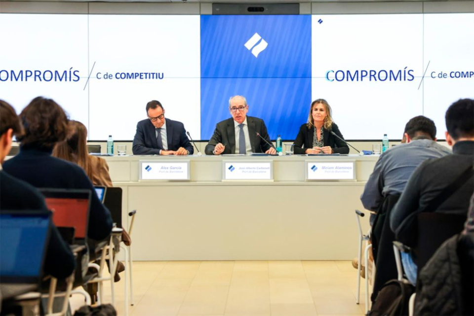 Àlex García, director general del Port de Barcelona; José Alberto Carbonell, presidente, y Miriam Alaminos, subdirectora general de Finanzas, Gestión Corporativa y Estrategia. Àlex García, director general del Port de Barcelona; José Alberto Carbonell, presidente, y Miriam Alaminos, subdirectora general de Finanzas, Gestión Corporativa y Estrategia.