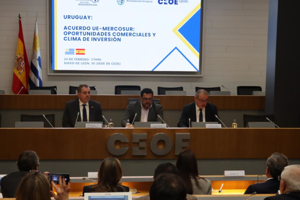 El secretario de la presidencia de Uruguay, Alejandro S&aacute;nchez, junto al embajador de Uruguay en Espa&ntilde;a, Bernardo Greiver y el director Relaciones con Iberoam&eacute;rica de CEOE, Narciso Casado.