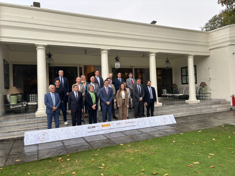 La directora general de C&aacute;mara de Espa&ntilde;a, Inmaculada Riera,  entre el presidente del Gobierno, Pedro S&aacute;nchez, y el ministro de Agricultura, Pesca y Alimentaci&oacute;n, Luis Planas